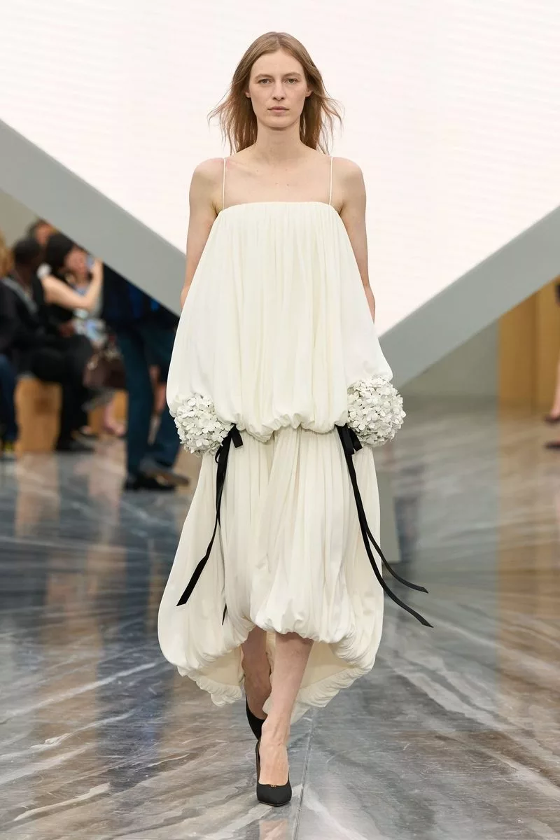 Chân váy trên sàn diễn Dior Xuân-Hè 2026