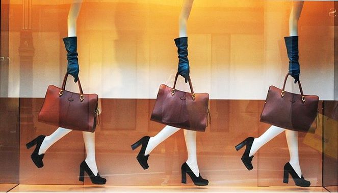 Một bộ dụng cụ cơ bản để làm đồ thủ công như kéo, keo, giấy màu