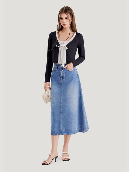 Cardigan phối layer với áo hai dây và chân váy midi