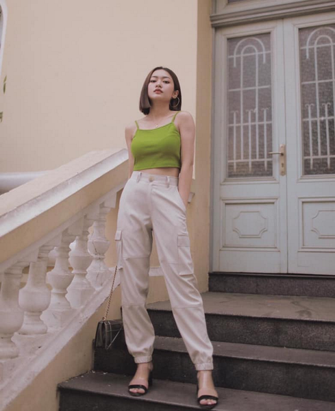 Lựa chọn quần jogger cá tính - một trong những cách mix đồ với áo 2 dây