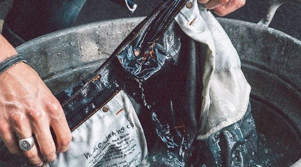 Lật trái quần jean khi giặt