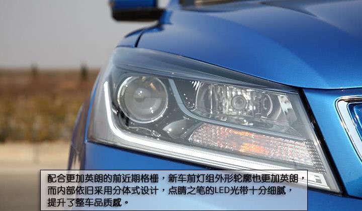 Một người đang viết vào sổ tay với nhiều ý tưởng xung quanh