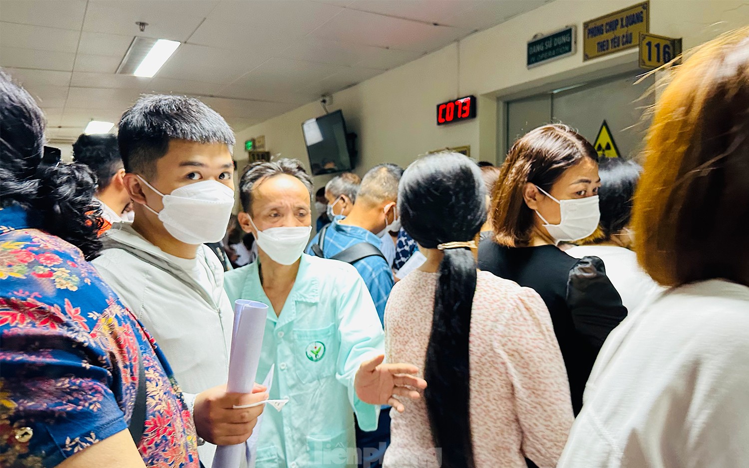 Bệnh nhân chờ khám tại bệnh viện