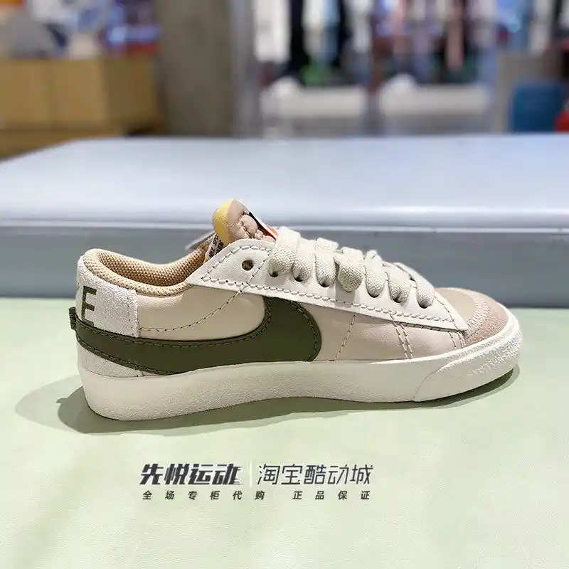 Blazer và quần đứng