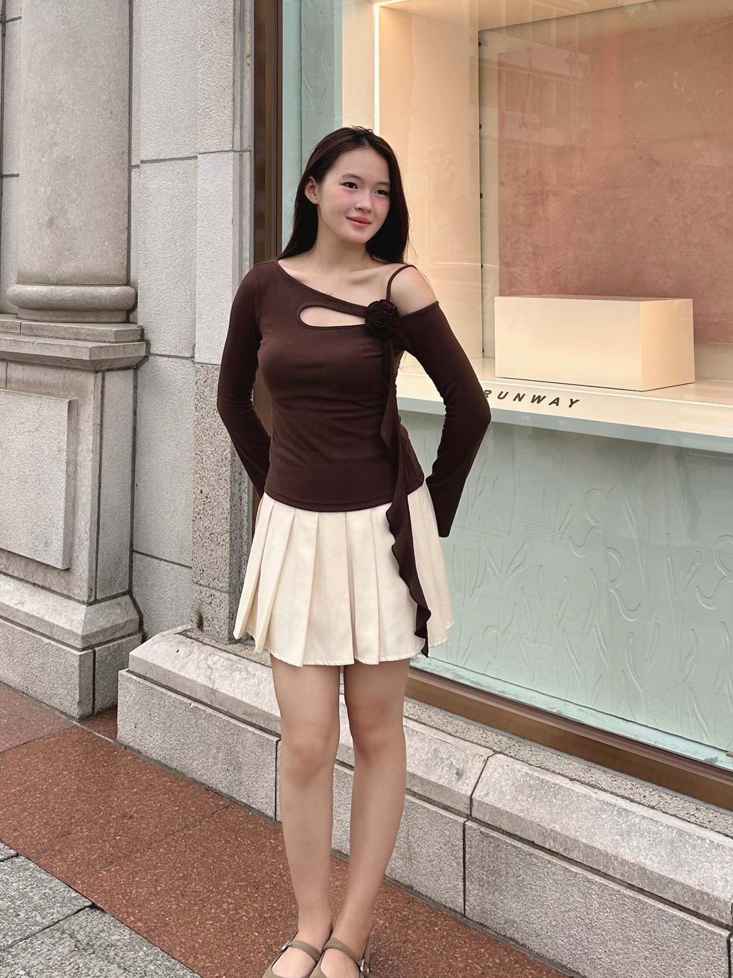 Áo thun viền cổ lệch vai đính hoa