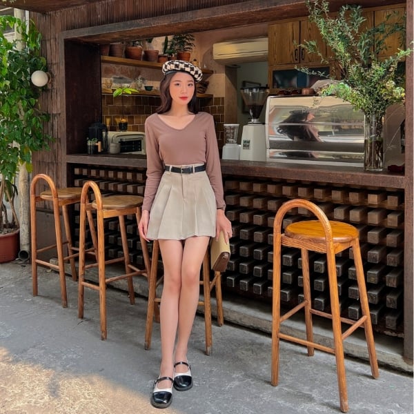 Phối với chân váy xếp ly