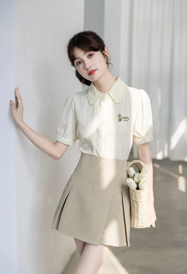 Phối blouse họa tiết nhã nhặn với chân váy chữ A dài qua gối