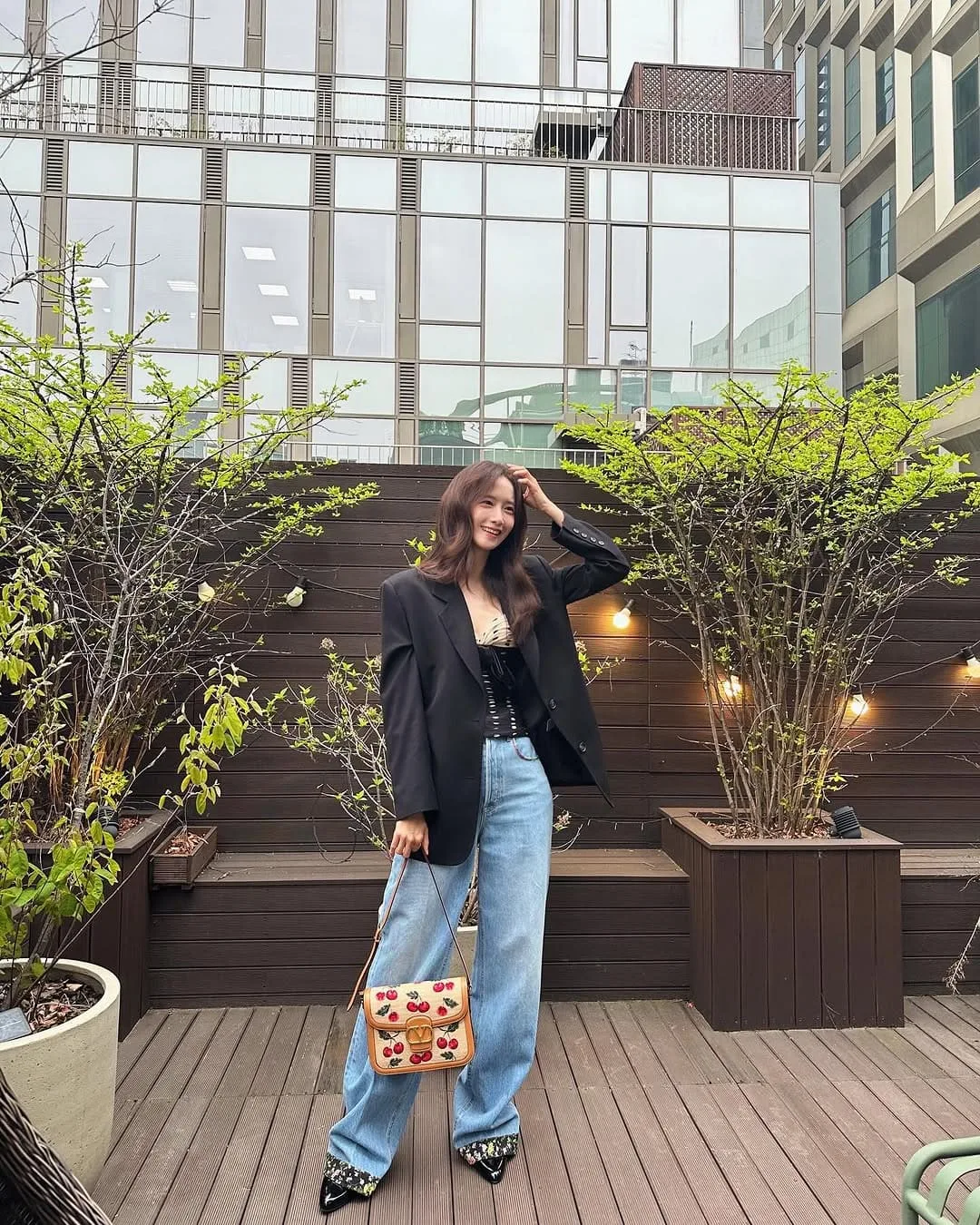Yoona diện blazer đen lịch lãm và thời thượng