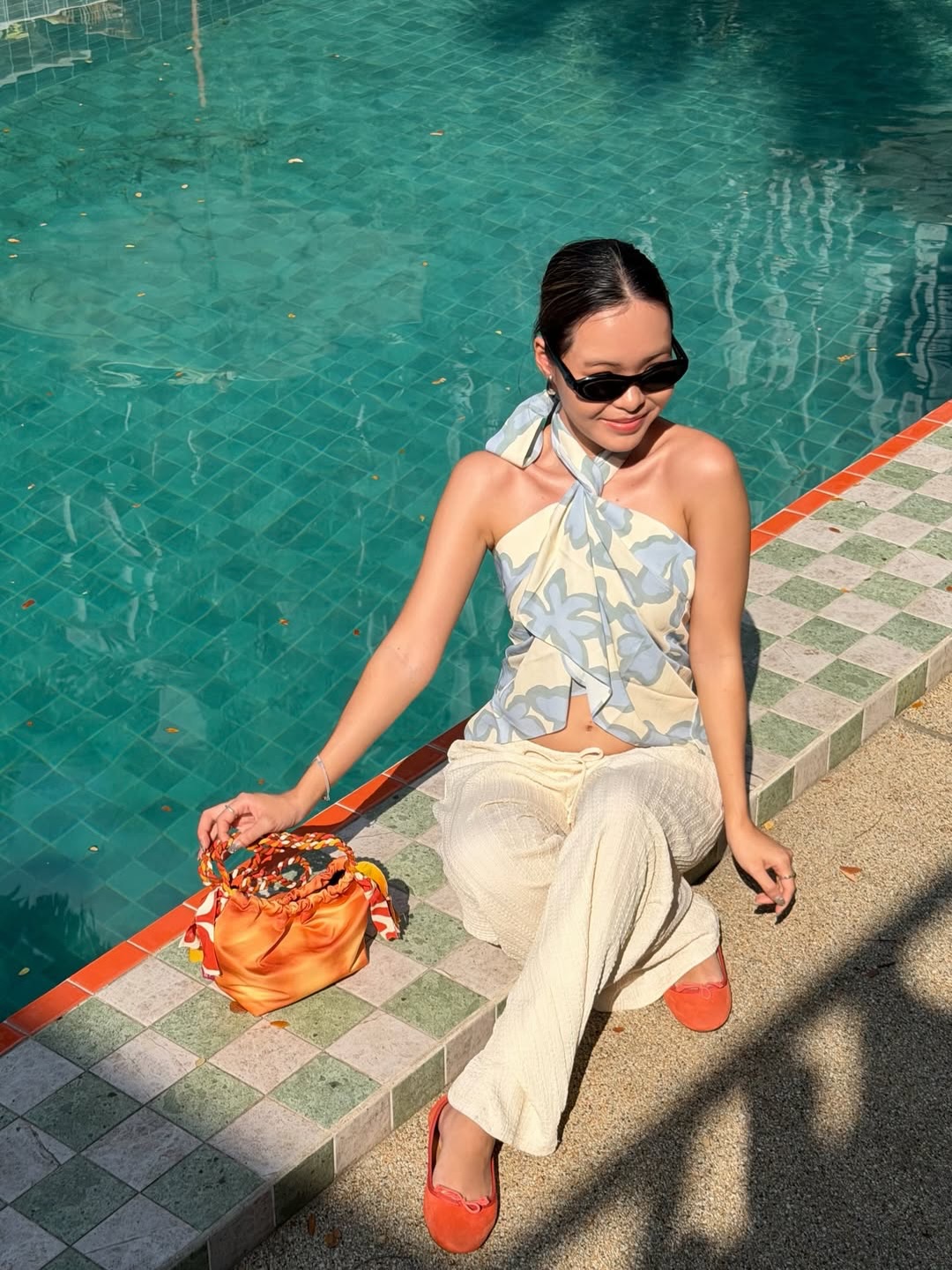 Giày mules màu cam làm sáng set đồ đen tối giản