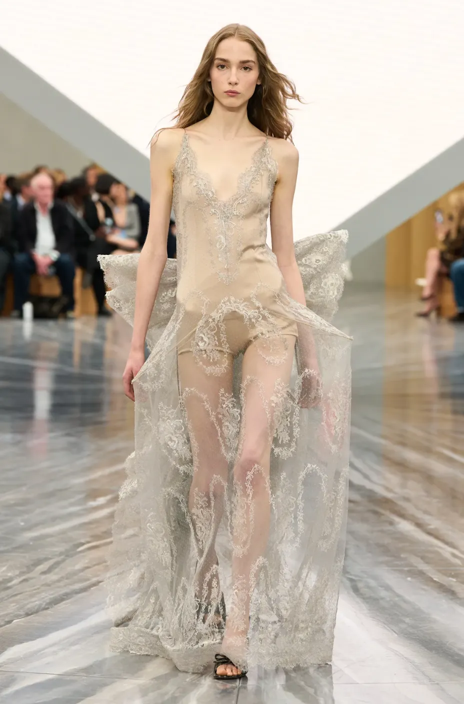 Thiết kế hoa xuân trong bộ sưu tập Xuân-Hè 2026 của Dior