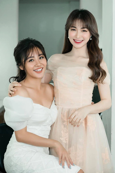 da ngăm đen mặc váy màu gì