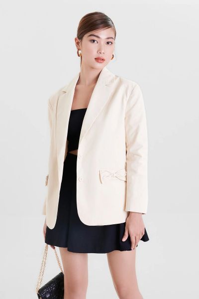 Phối quần short nữ với blazer giúp bộ đồ trông sang và hiện đại hơn