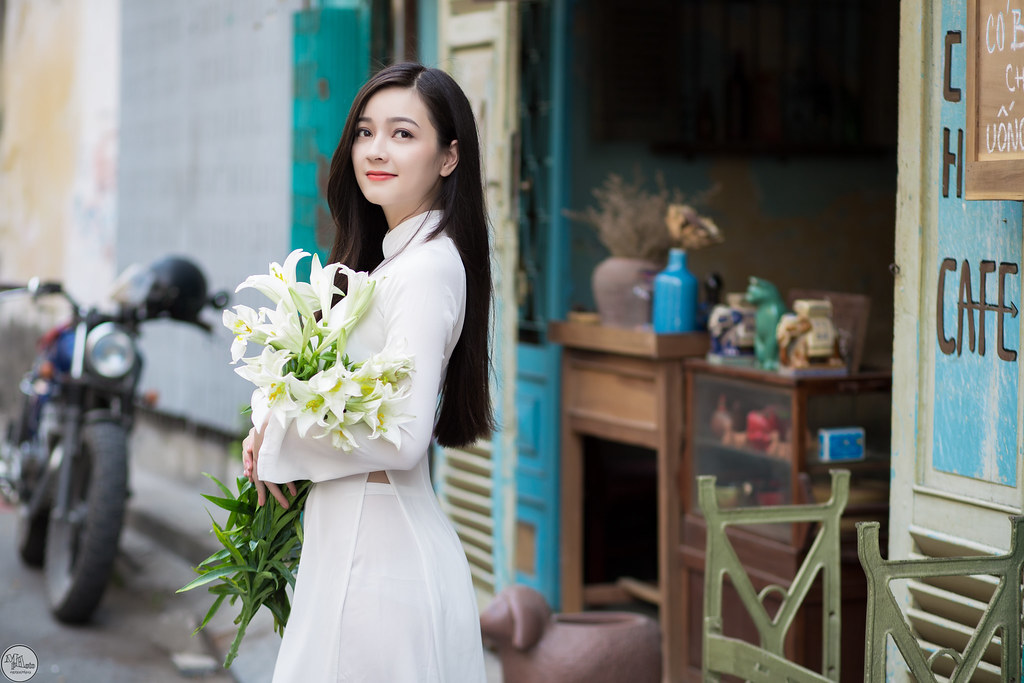 Áo sơ mi trắng và xanh nhạt