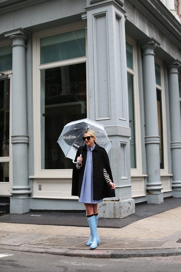Outfit mùa xuân với ô cầm tay