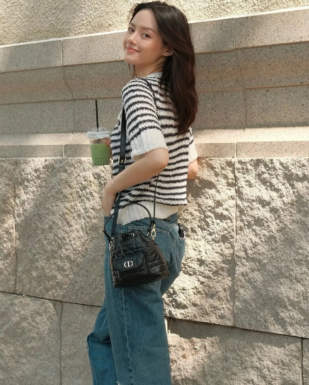 Áo kẻ sọc phối cùng quần jeans là lựa chọn đơn giản cho ngày Hè