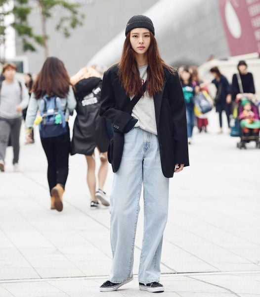 Phối đồ với mũ len và quần jean, áo blazer
