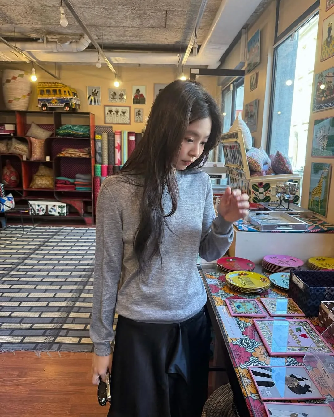 Jennie vẫn trông thật phong cách với những món đồ basic và tiết kiệm năng lượng