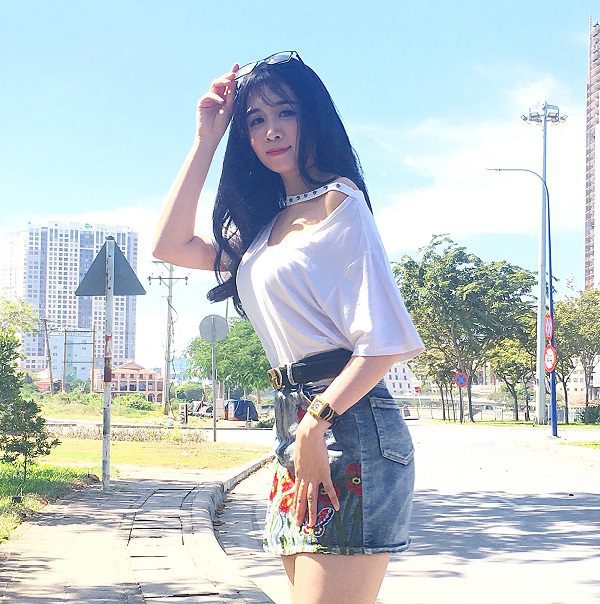 Áo thun kiểu hở vai phối chân váy jean thêu hoa