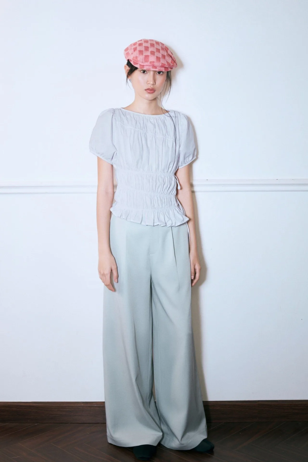 Quần ống suông phối áo blouse tay bồng trẻ trung trong môi trường công sở