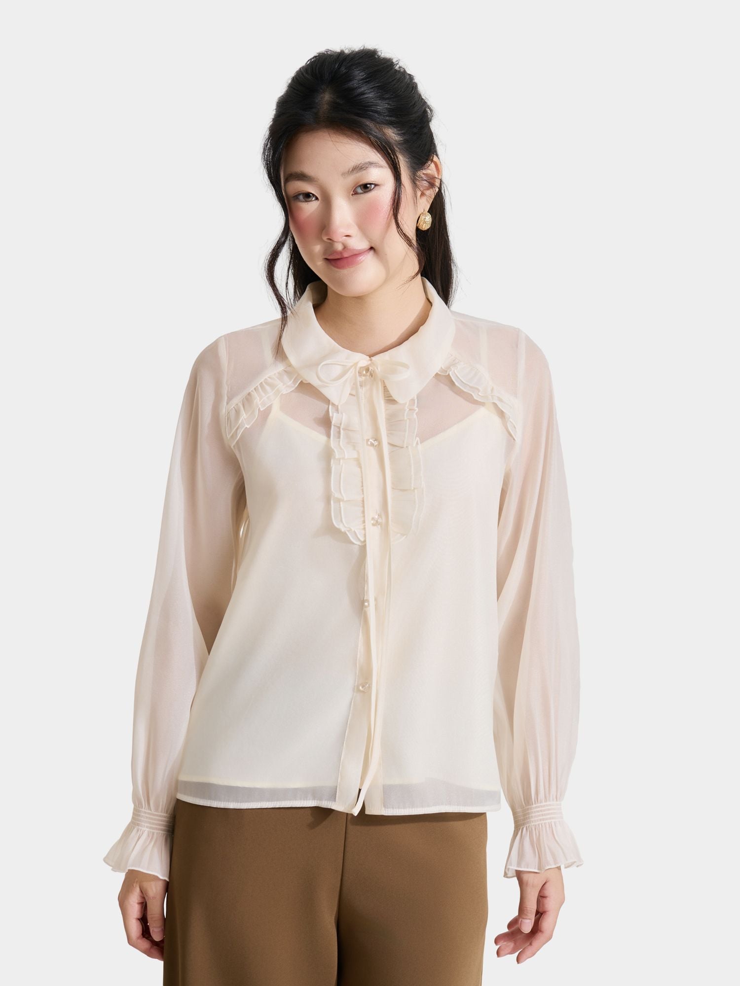 Cận cảnh chi tiết áo sơ mi sheer phối bèo