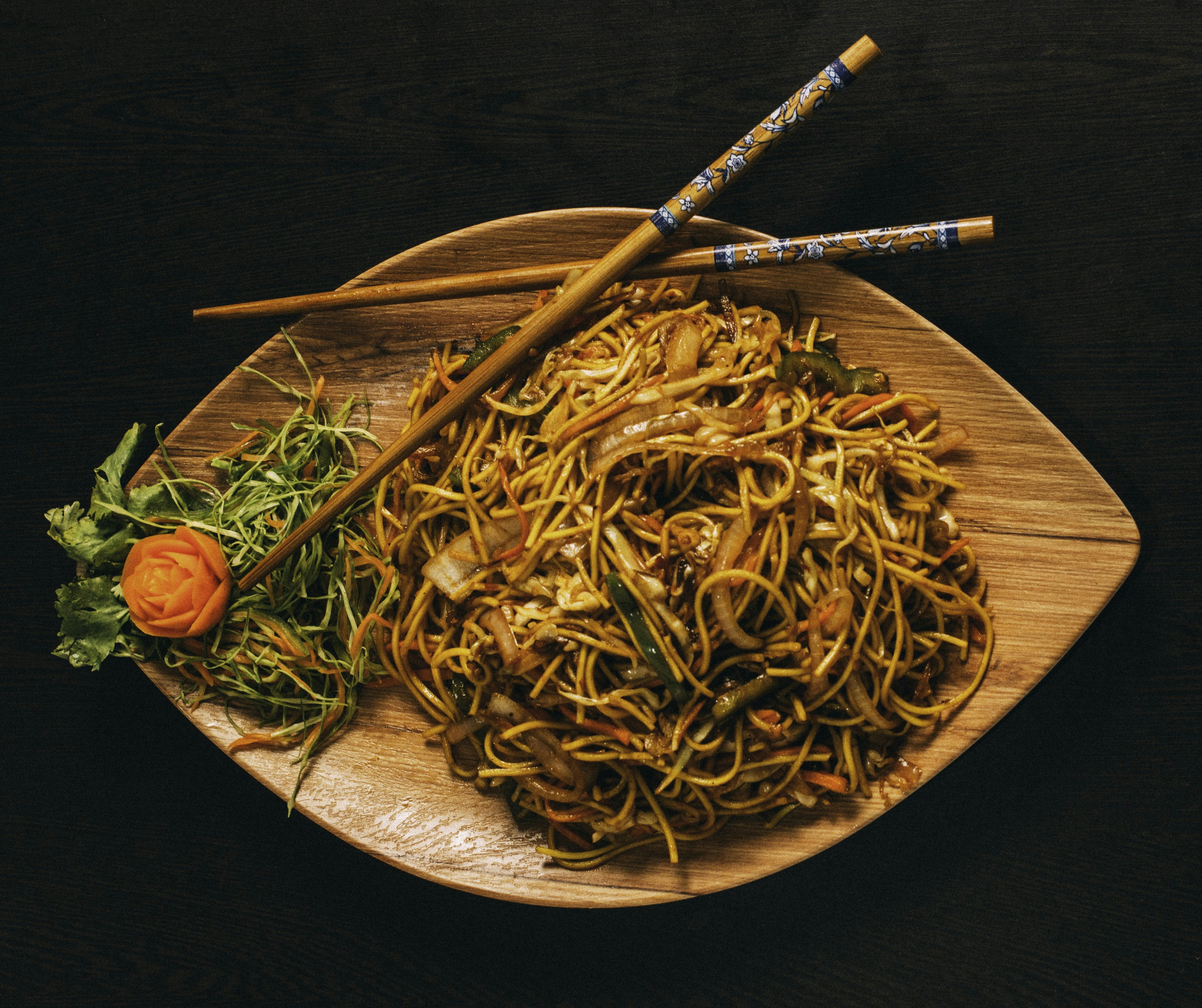 Bún bò Huế với đầy đủ toppings