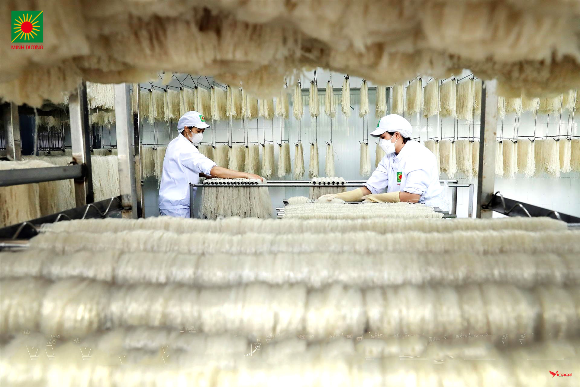 Cửa chính và khoảng thoáng trước nhà