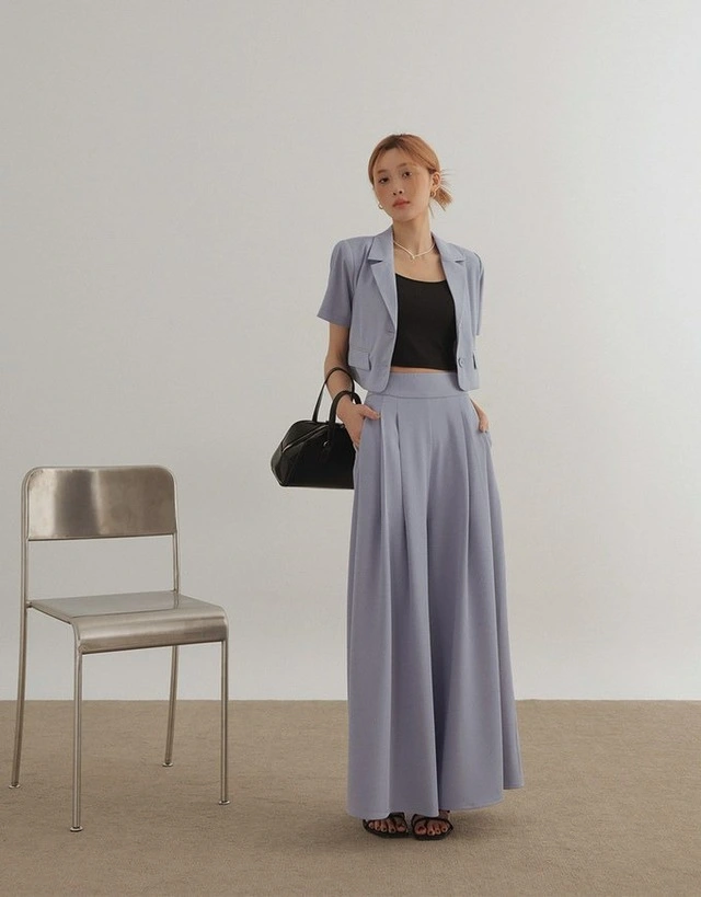 Set blazer và culottes tone sur tone mang lại vẻ ngoài sang trọng