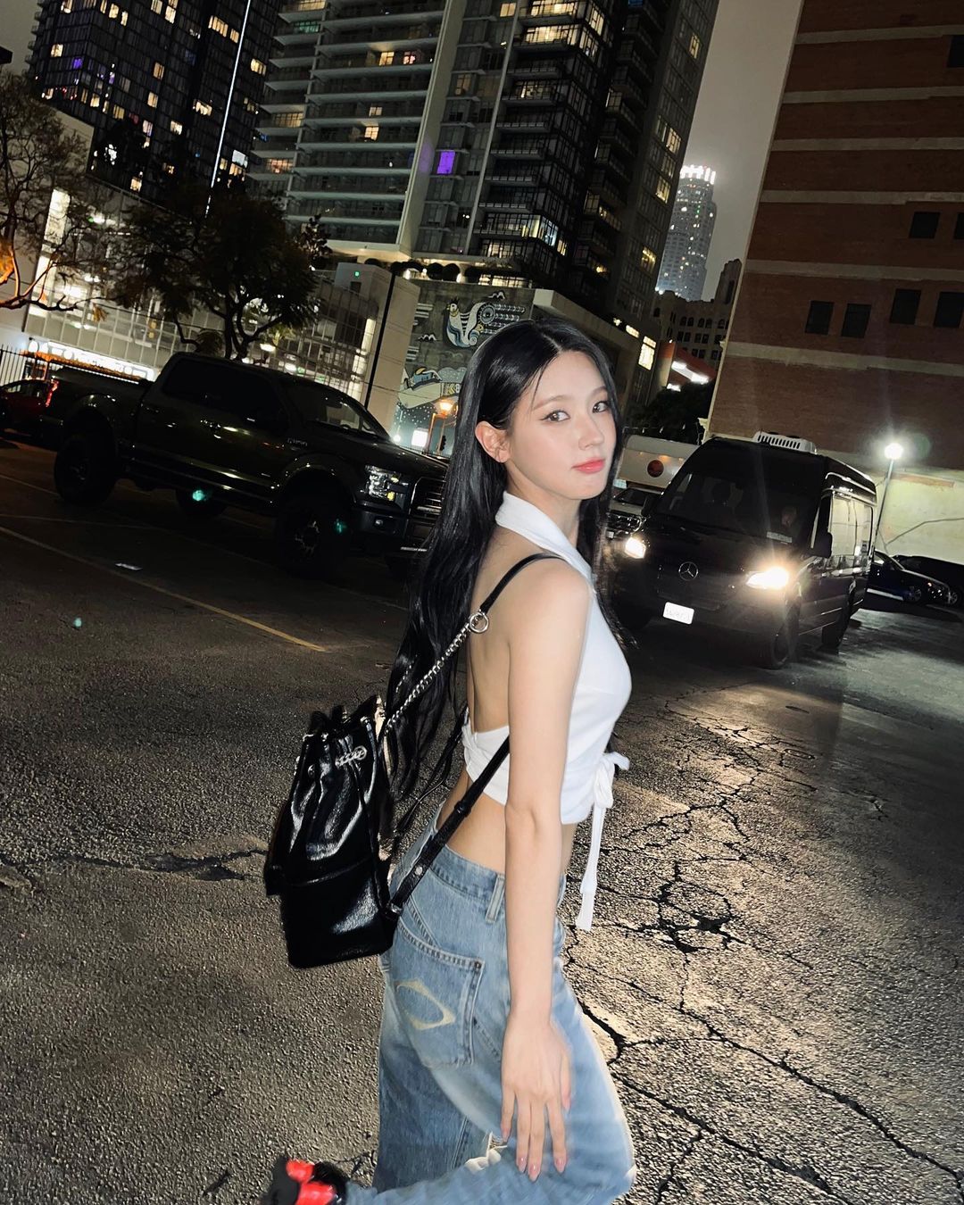 Miyeon diện áo hở lưng