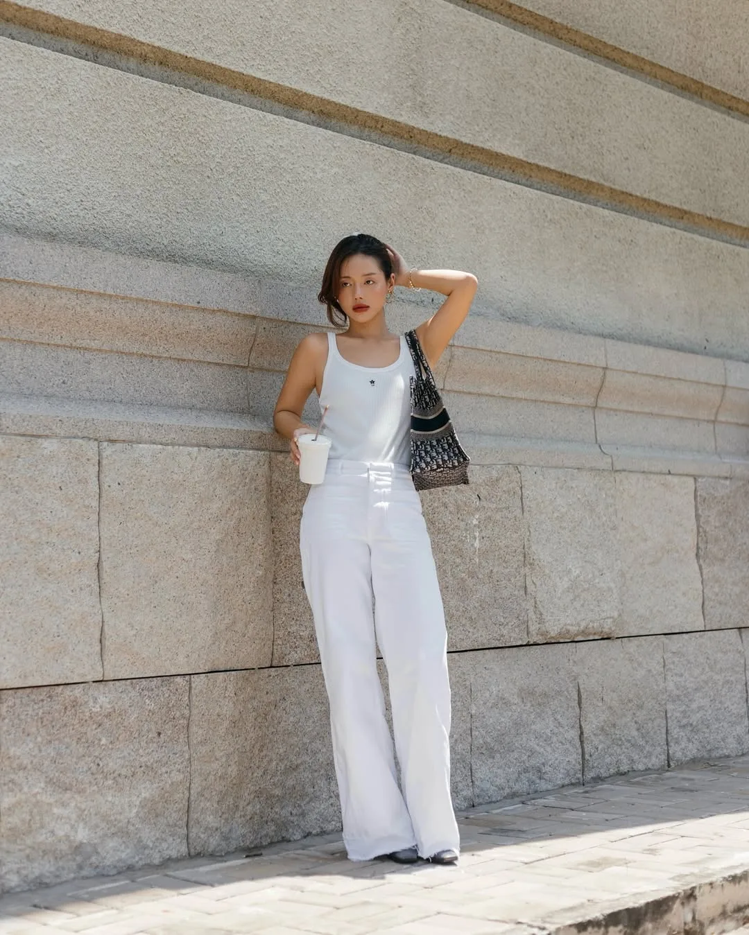 Cô em trendy diện quần ống suông cùng áo tank top tối giản