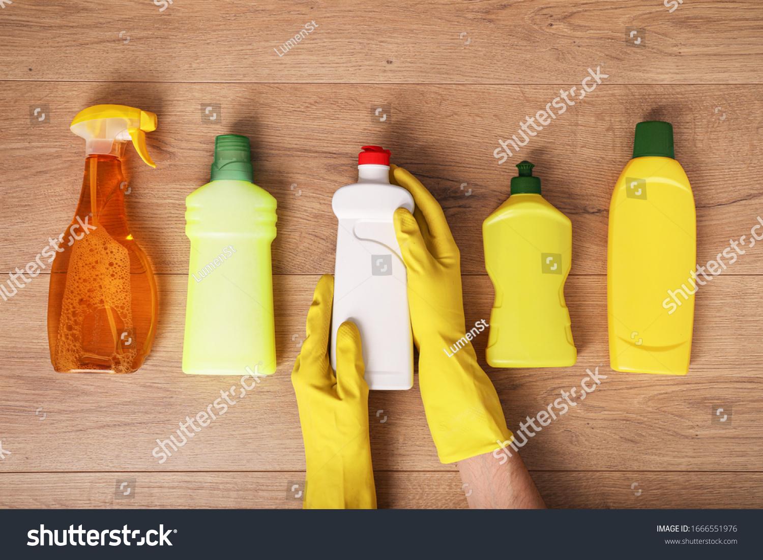 Dụng cụ dọn dẹp được sắp xếp gọn gàng trên một chiếc xe đẩy nhỏ