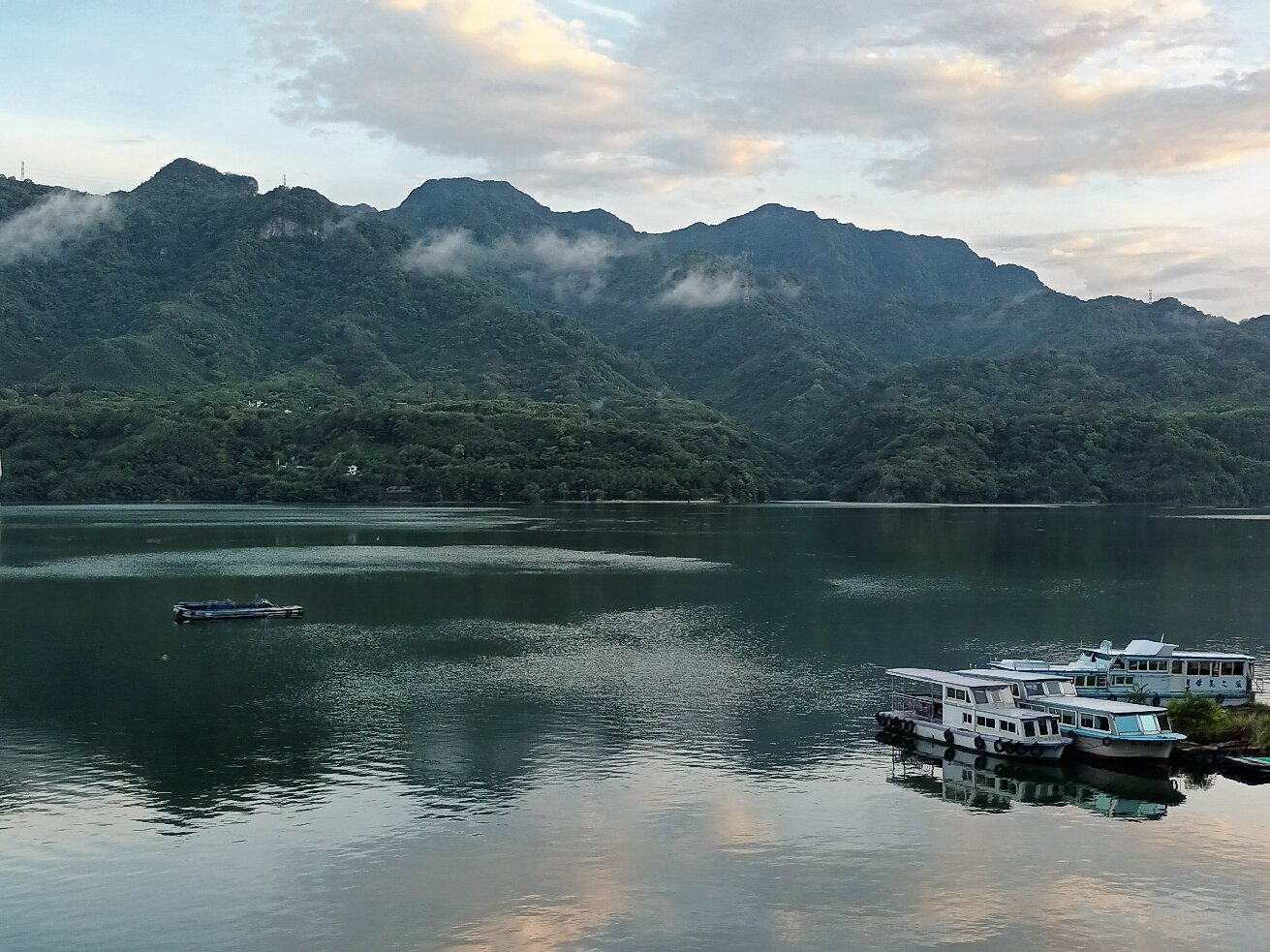 Tủ đầu giường từ thùng gỗ