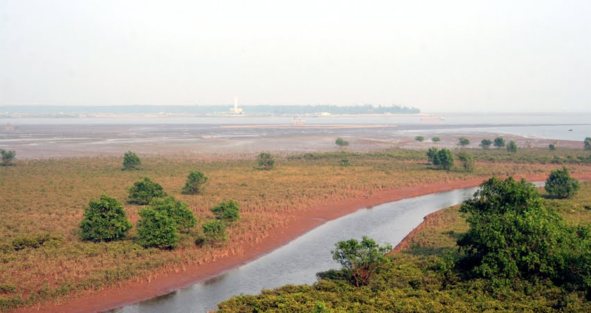 Bãi trại ven sông