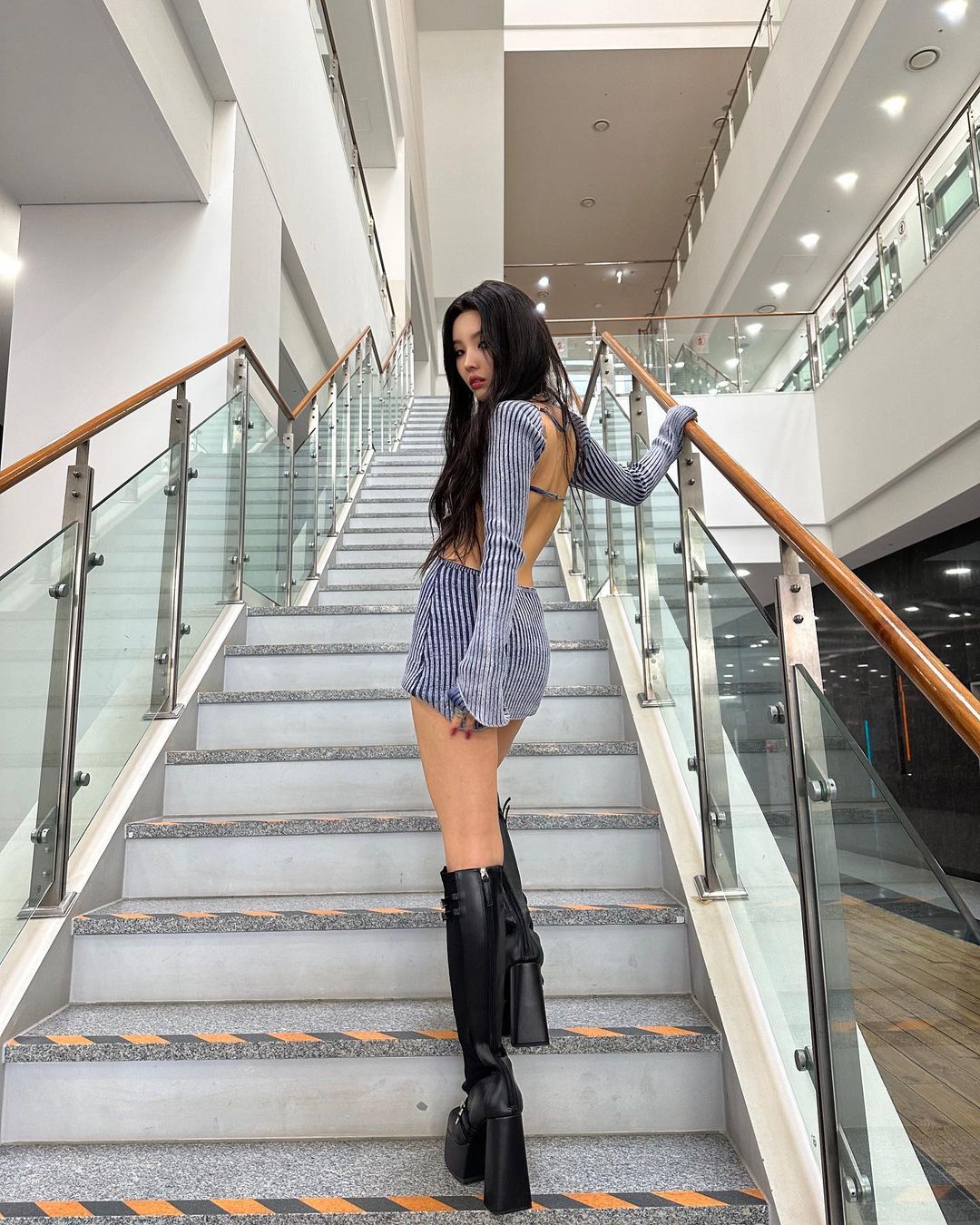 Soyeon diện áo hở lưng thời trang