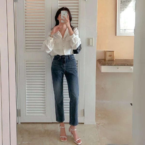 Quần jeans với áo sơ mi trắng