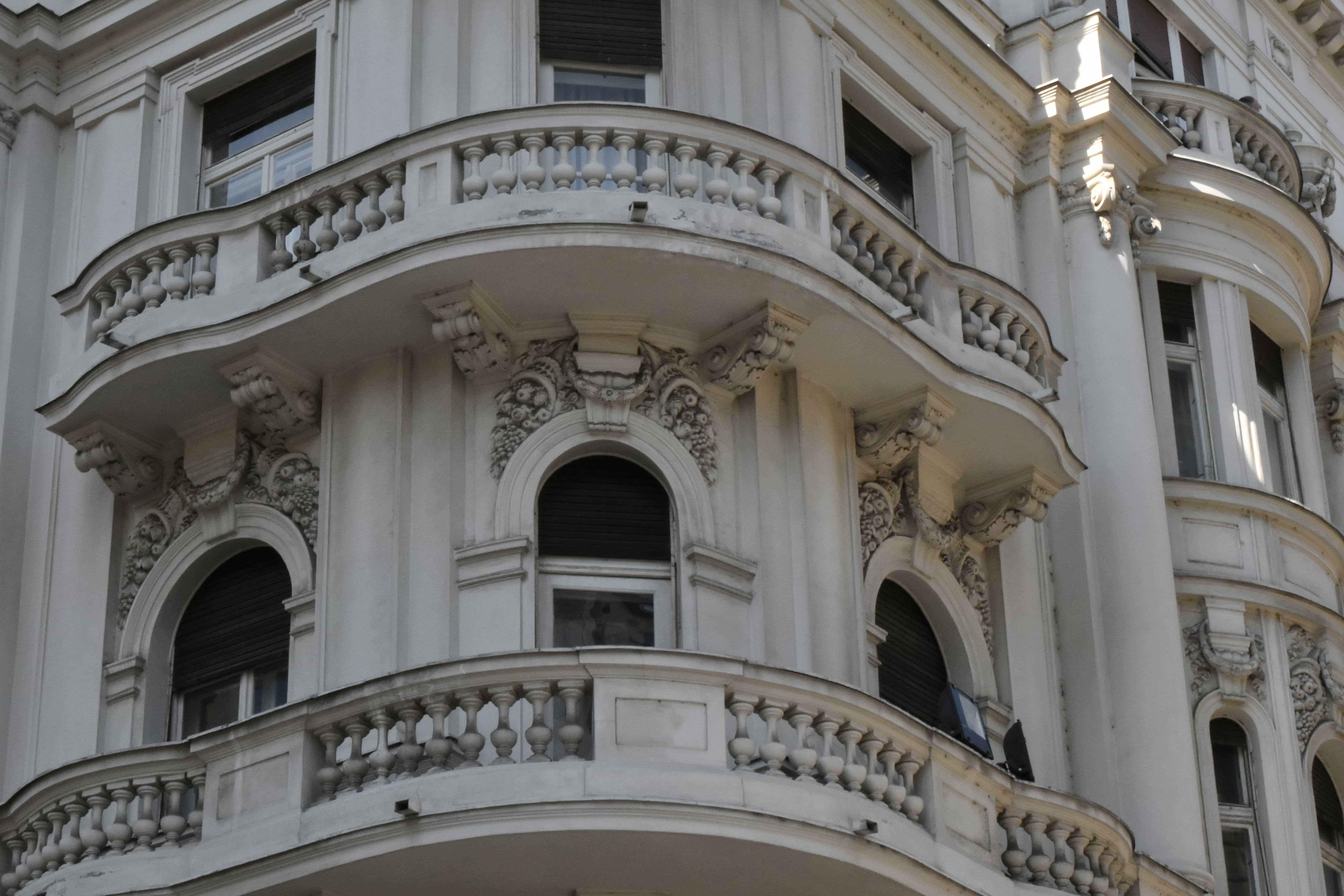 Lan can châu Âu với hoa văn sắt rèn