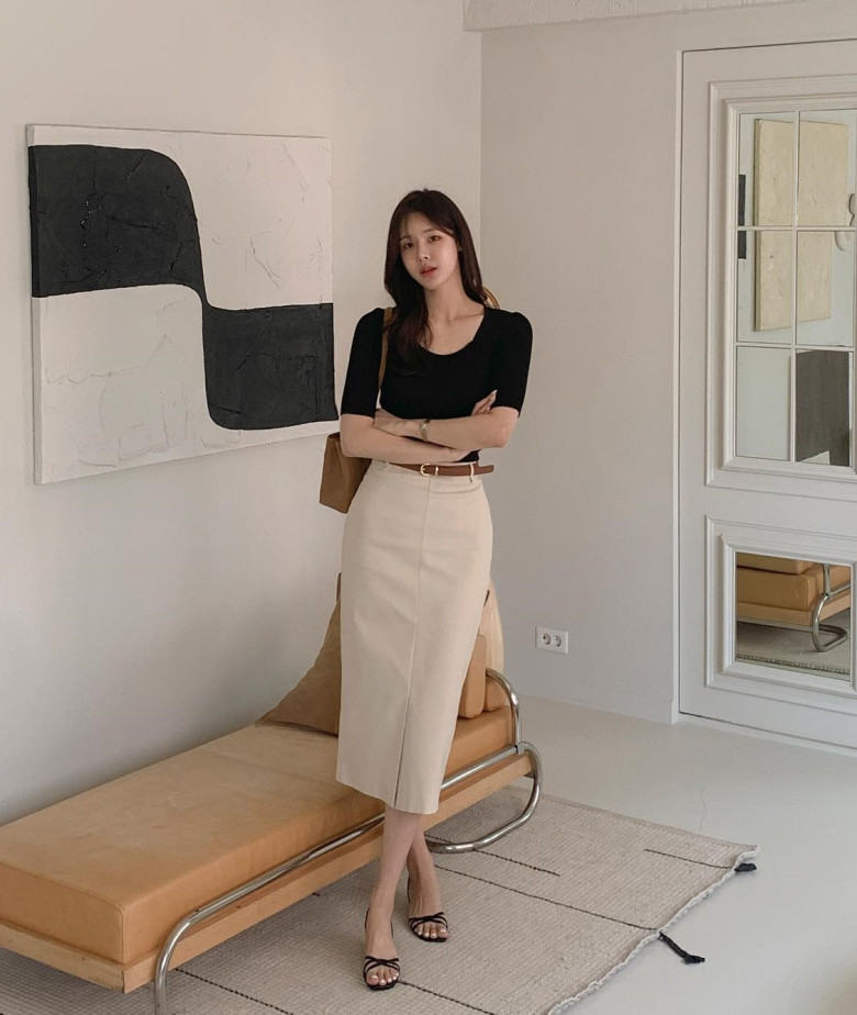 Áo thun đen + chân váy bút chì trắng