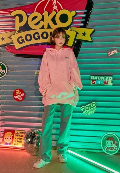 Áo hoodie hồng kết hợp với quần jean ống rộng cực cá tính.