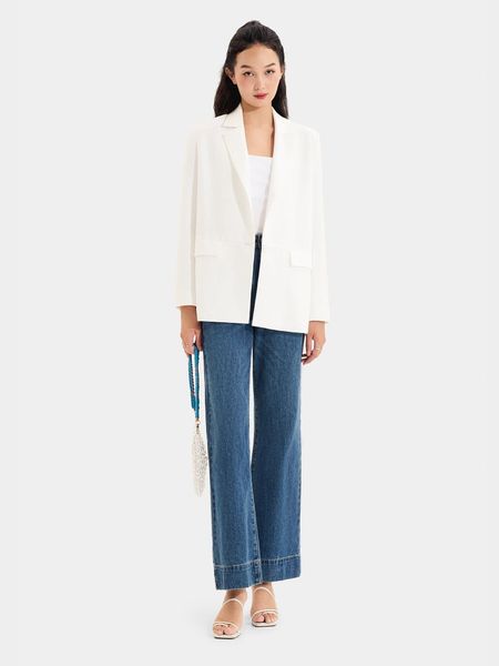 Blazer phối layer cùng áo hai dây và quần jean