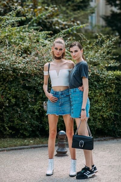 Sneaker phối chân váy chữ A năng động