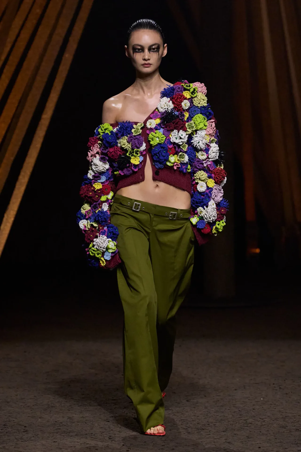 McQueen với BST Xuân-Hè 2026 đào sâu vào các motif “cult classic” muôn thuở