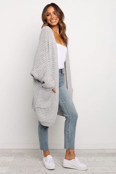 Cardigan phối quần jean và sneaker khỏe khoắn