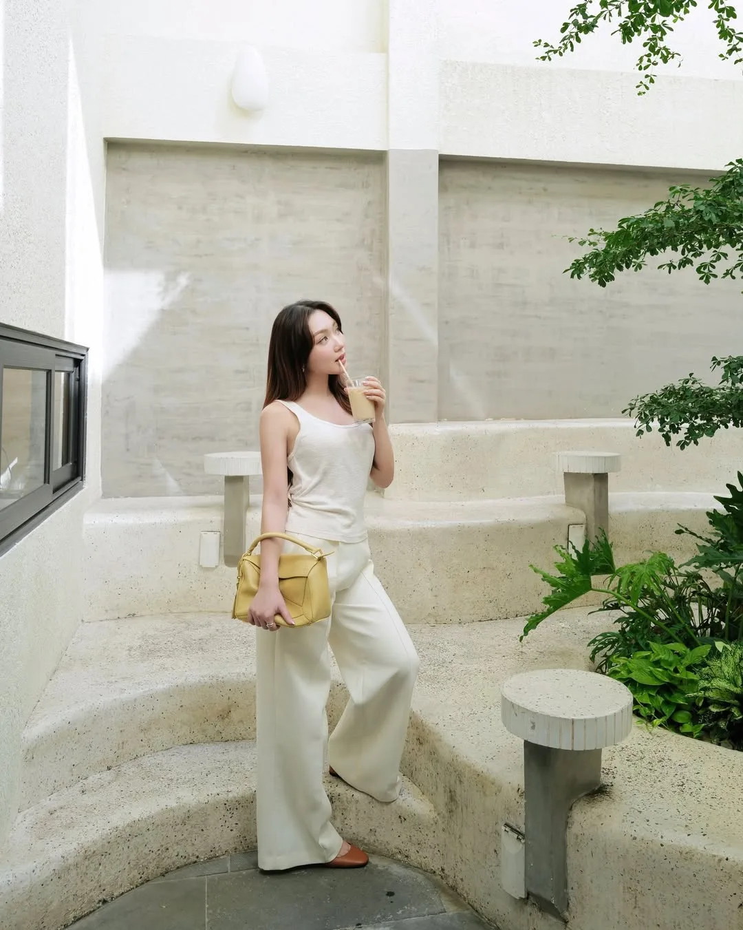 Chloe Nguyễn với bản phối monochrome và phụ kiện tinh tế