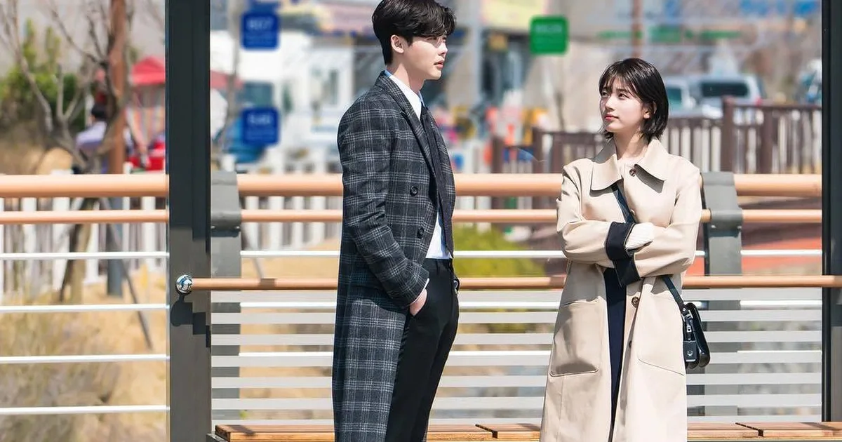 Bae Suzy diện áo măng tô
