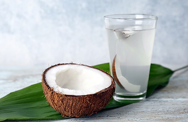 Giấm hoặc nước dừa khô dùng để ngâm quần áo mới