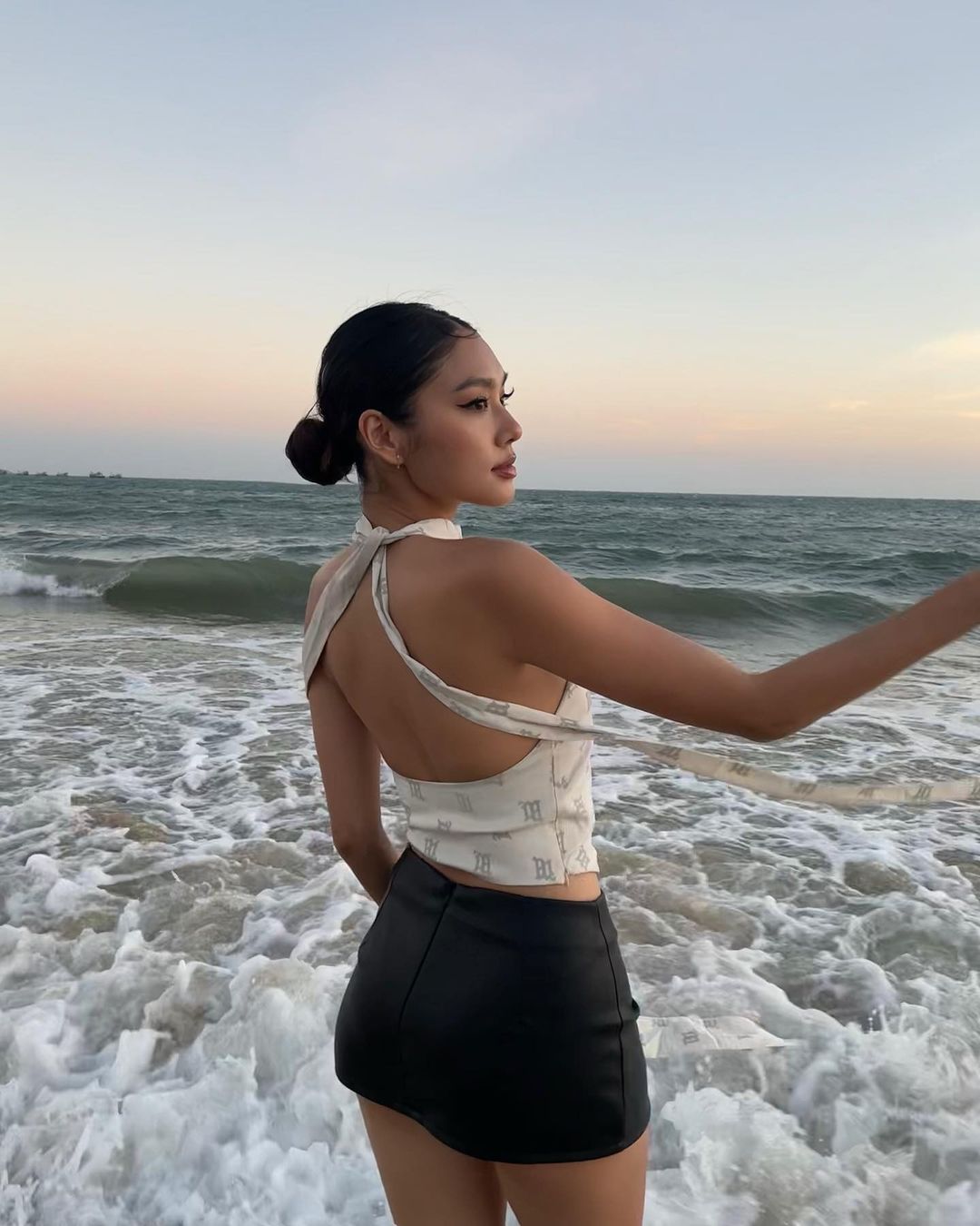 Thảo Nhi Lê diện áo hở lưng