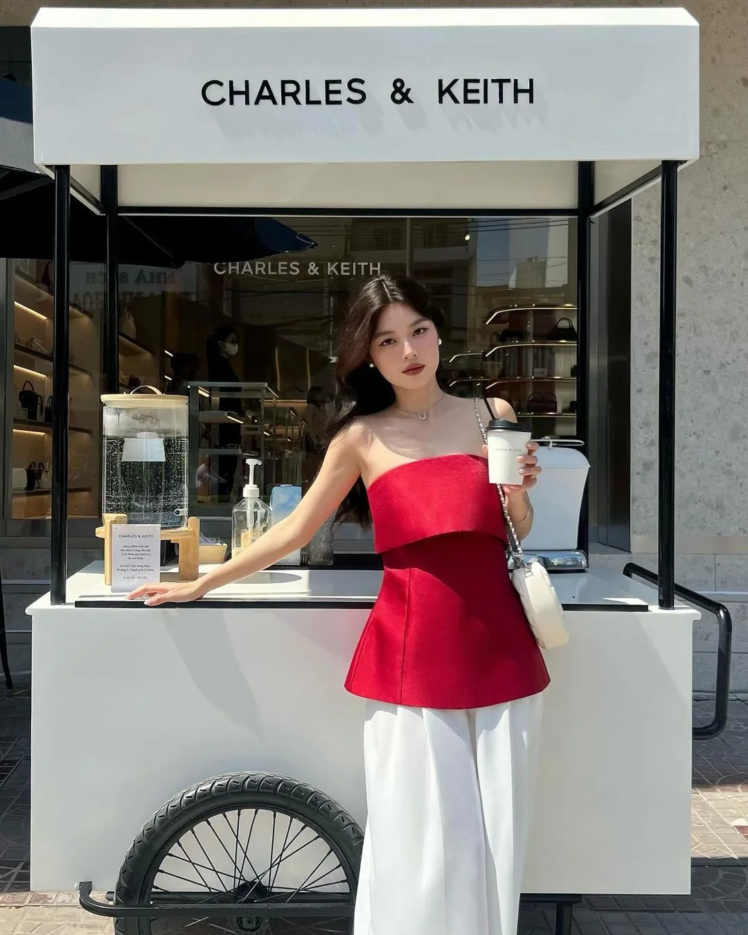 Linbene phối áo lụa dáng ống cá tính