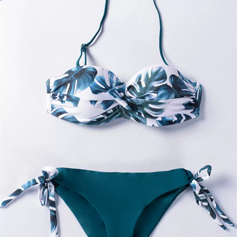 Bikini bandeau làm nổi bật vai