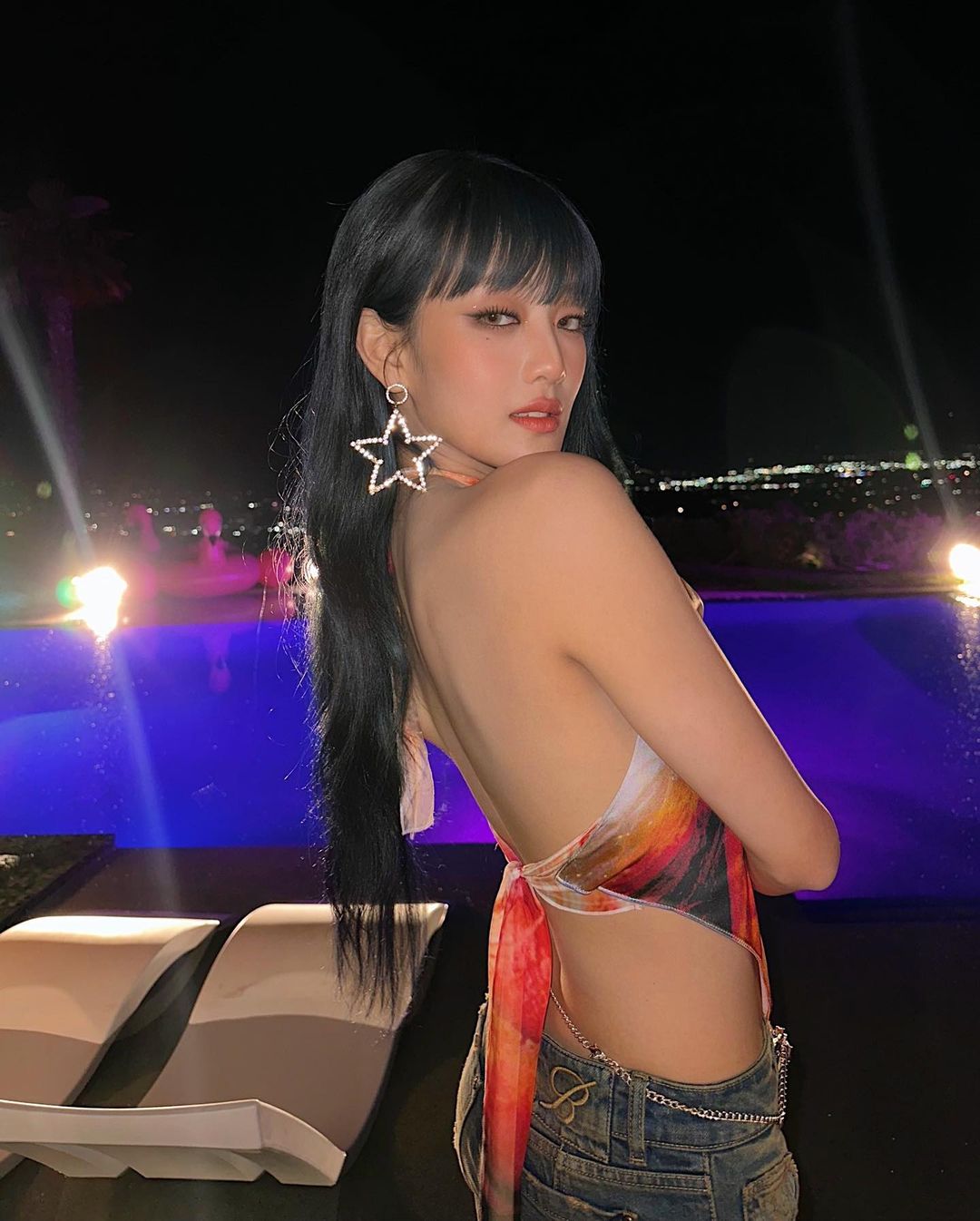 Minnie diện áo hở lưng thắt nơ