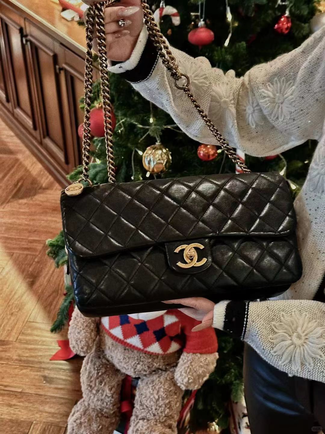 Túi Chanel Classic Flap cũ với da caviar có độ bóng đặc trưng