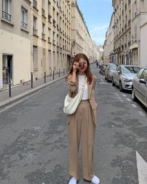 Quần baggy nữ phối giày thể thao theo phong cách hiện đại